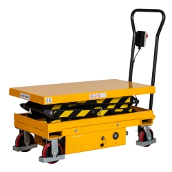 Vista delantera de 3/4 de la mesa elevadora móvil eléctrica 500kg con tijeras bajas