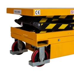 Zoom en las ruedas giratorias de la mesa elevadora móvil eléctrica 500kg
