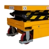 Zoom en las ruedas giratorias de la mesa elevadora móvil eléctrica 500kg