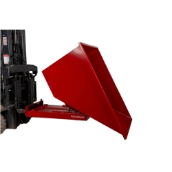 Contenedor autobasculante rojo 150 litros en una carretilla elevadora posición de vuelco.