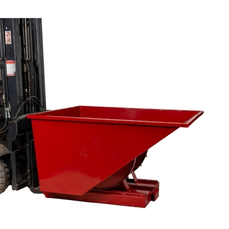 Vista frontal inferior del contenedor autobasculante rojo 1100 L en la carretilla. Vista frontal inferior del contenedor autobasculante rojo 1100 L en la carretilla.