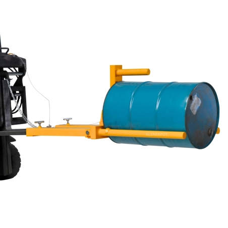 Manipulador de bidones 400kg para carretilla elevadora con un bidón - vista delantera de 3/4 Manipulador de bidones 400kg para carretilla elevadora con un bidón - vista delantera de 3/4