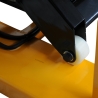 Mesa elevadora semi-eléctrica con plataforma giratoria cerrada 2000 kg - zoom en la rueda de la tijera