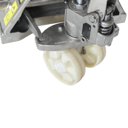 Zoom en las ruedas giratorias de la Transpaleta manual pesadora de acero inoxidable 304