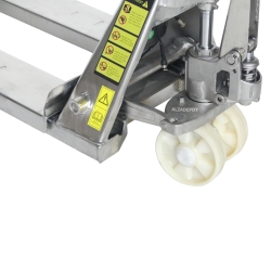 Zoom en las ruedas giratorias de la Transpaleta pesadora de acero inoxidable 316