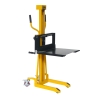 Vista en 3/4 del Apilador para puesto de trabajo con manivela 80 kg - 1100 mm - plataforma media-alta