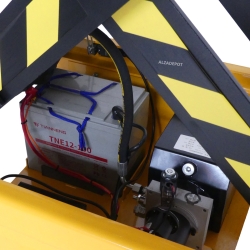 Mesa elevadora semieléctrica móvil 1000kg - zoom en el motor y la batería