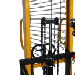 Zoom sobre el mástil del Apilador volteador de barril 450 kg - elevación 1600 mm - Horquillas ajustables
