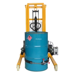 Vista frontal del Apilador basculante de barril 450 kg elevación 2100 mm - uñas ajustables con un bidón