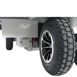 Zoom a la rueda y motor del Carro plataforma eléctrico - 800 kg