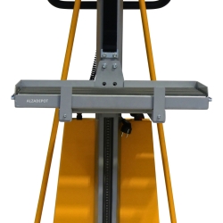 Vista primer plano plataforma de rodillos para apilador de puesto de trabajo