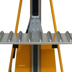 Primer plano plataforma de transferencia con rodillos de bolas para apilador de puesto de trabajo