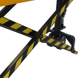 Vista de las tijeras de la transpaleta elevadora manual ancha monocilíndrica 1000 kg - Horquillas 1500mm