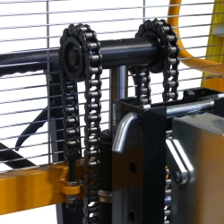 Zoom al mecanismo / cadena Apilador elevador de barriles 400 kg - Elevación 1450 mm