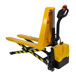 Transpaleta de alta elevación completamente eléctrica - vista delantera de 3/4 - posición baja