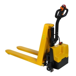 Transpaleta de alta elevación completamente eléctrica - vista trasera de 3/4 - posición baja