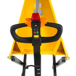 ZOOM sobre el timón de la transpaleta eléctrica de tijera ancha monocilíndrica 1500 kg