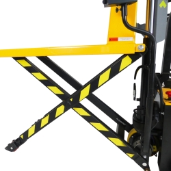 Vista 3/4 elevación máxima de transpaleta elevadora totalmente eléctrica nivel constante 1500 kg