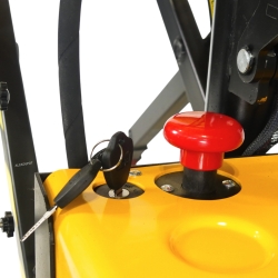 Zoom sobre el botón de parada de emergencia de transpaleta elevadora totalmente eléctrica nivel constante 1500 kg