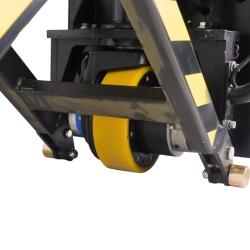 ZOOM sobre la rueda directriz de la transpaleta elevadora totalmente eléctrica nivel constante 1500 kg