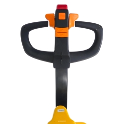 Zoom sobre el timón (parte trasera) de transpaleta elevadora totalmente eléctrica nivel constante 1500 kg